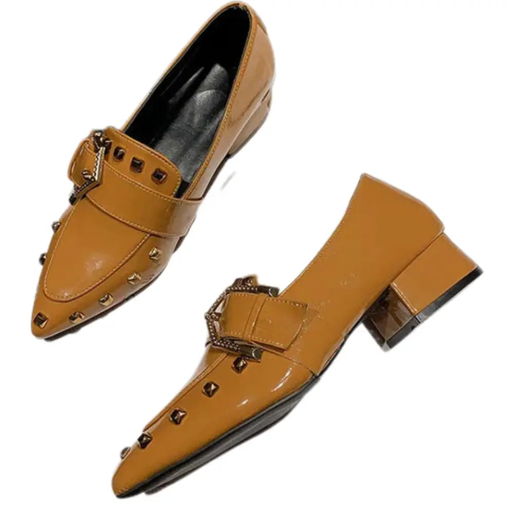 Tan deri loafer ayakkabılar, metal çiviler ve sivri burun ile Bolreno Rugan Kadın