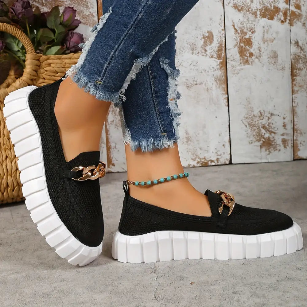 Celore kadın sneakers, siyah kaydırmaz, kalın beyaz tabanlı ve altın zincir aksanlı
