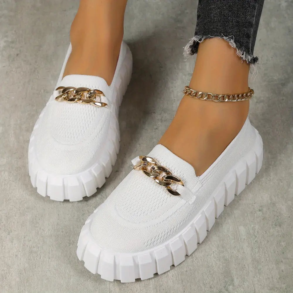 Celore Kadın Sneakers beyaz, altın zincir detaylı ve farklı taban tasarımıyla