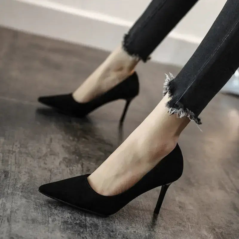 Cerin kadın topuklu ayakkabı: siyah stiletto yüksek topuklu, sivri burun tasarımı