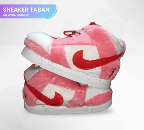 Pembe ve beyaz Nike AIR NK Cherry peluş sneakers, kırmızı swoosh logosuyla