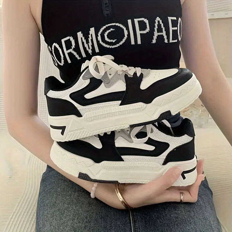 Retro tarzda siyah beyaz Cirella kadın sneaker, şık ve rahat bir seçenek