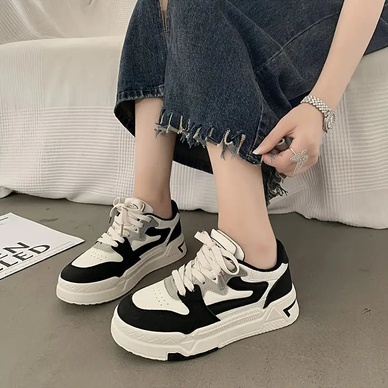 Cirella kadın sneaker, kalın tabanlı siyah beyaz chunky sneakers ile şıklığı sunuyor