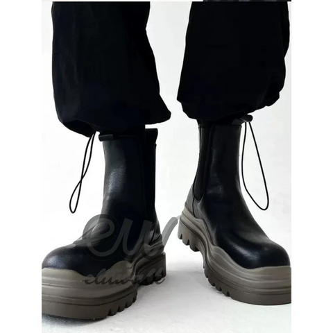 Corden unisex bot featuring chunky black boots with thick gray soles and pull loops