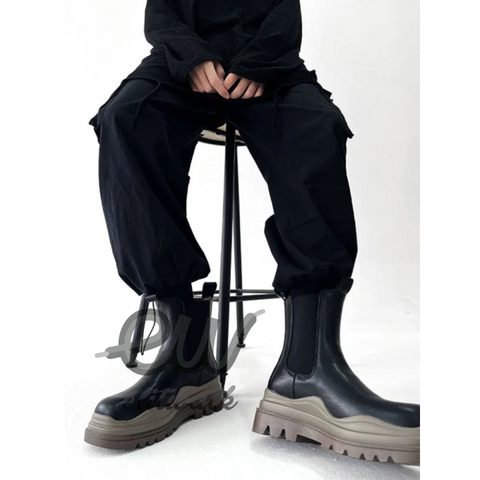 Corden unisex bot, chunky black rain boots with thick beige soles for all genders