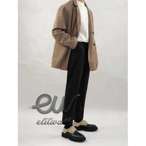 Tan oversized blazer ile siyah pantolon ve chunky loafers kombinasyonu, Cordon günlük