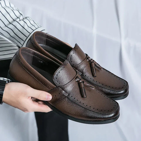 Corlen günlük unisex, el ile tutulan kahverengi deri loafer ve püsküller