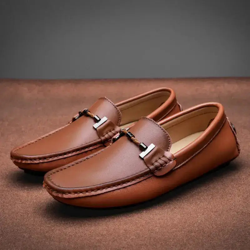 Delis erkek loafer, kahverengi deri sürüş loafer, gümüş toka detaylarıyla