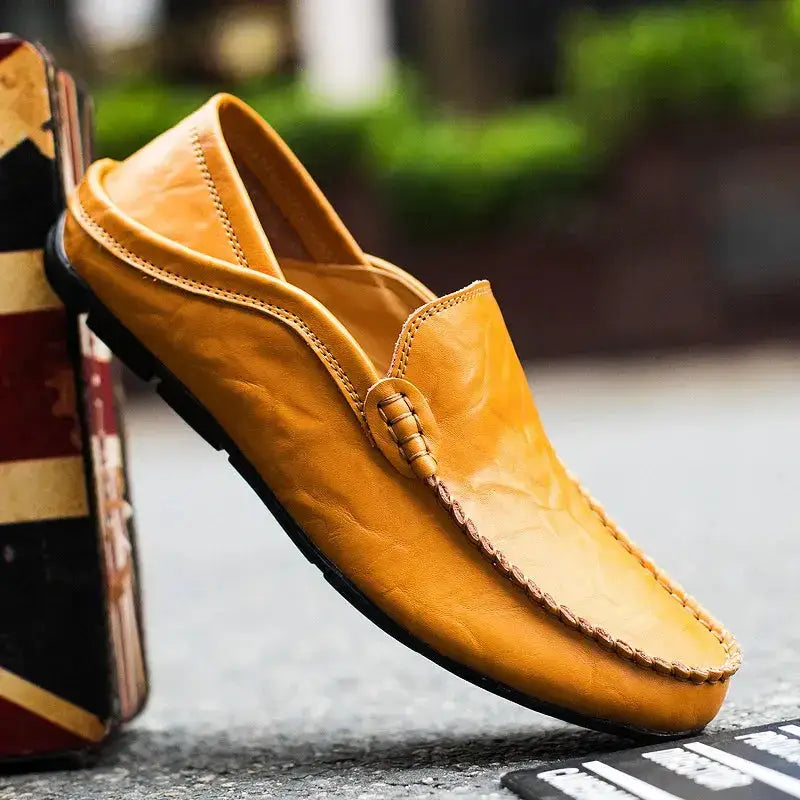 Tan deri Delmo erkek loafer, görünür dikişleri ve kayış tasarımıyla