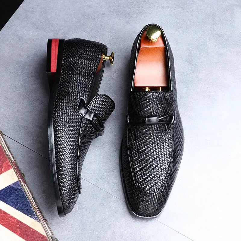 Dersin erkek loafer, dekoratif metal detaylarıyla siyah dokulu deri loafer çift