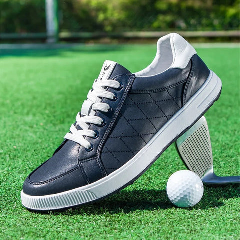 Navy mavi deri Terlon erkek converse, beyaz bağcık ve golf topu yanında