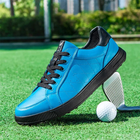 Parlak mavi Terlon erkek converse, golf topunun yanında konumlandırılmış