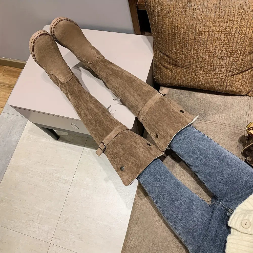 Dovira kadın diz tan süet over-the-knee çizmelerle mavi jeans kombinasyonu