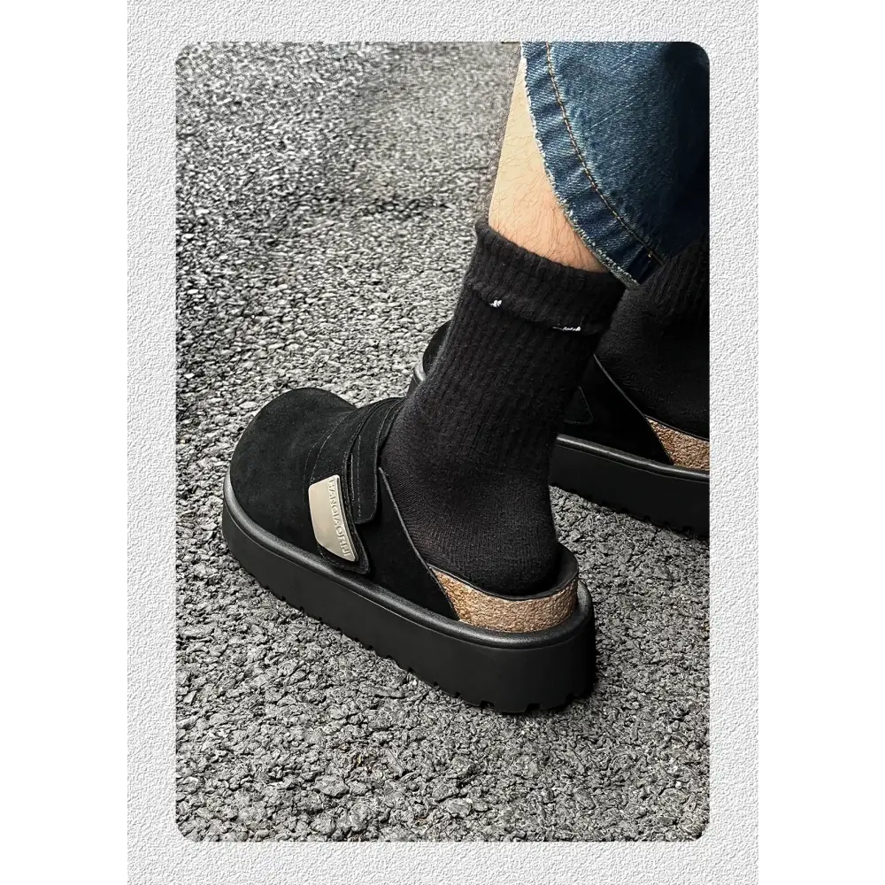 Fardis unisex terlik, koyu çorapla kombinlenmiş siyah platform sandalet