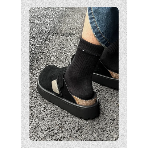 Fardis unisex terlik, koyu çorapla kombinlenmiş siyah platform sandalet