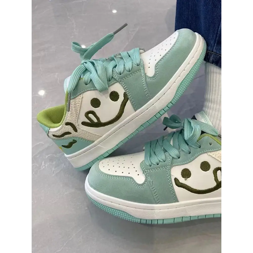 Farine kadın sneakers, mint yeşili ve beyaz, gülümseme yüzü tasarımıyla