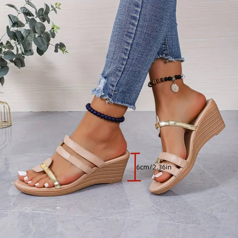 Bej çoklu kayışlı ve ahşap topuklu Elitwalk Faux kadın sandalet resmi