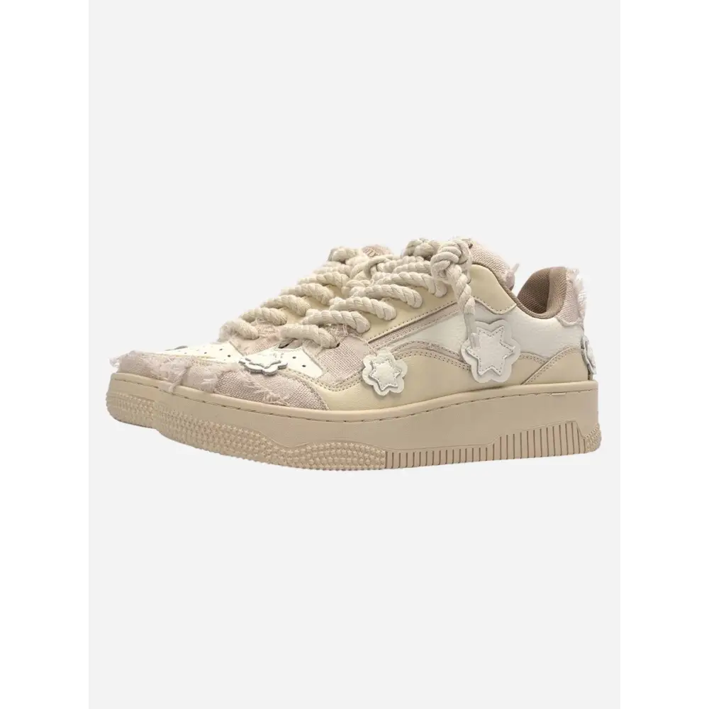 Bej yıpranmış Firo kadın sneakers, yıldız yamaları ve kalın kauçuk taban ile