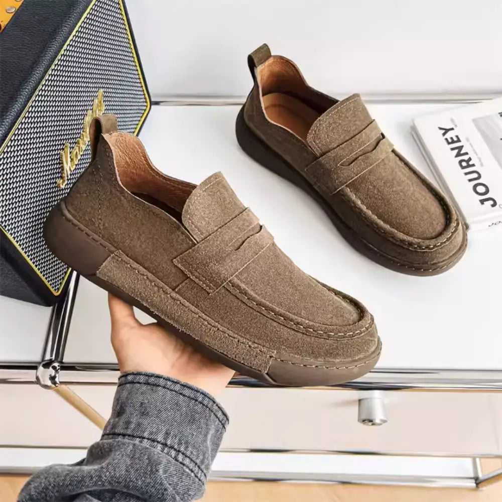 Bej süet kalın tabanlı Firox erkek loafers. Şıklığı ve konforu bir arada sunar