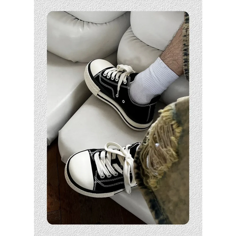 Flox unisex converse ayakkabı, ayaklarda klasik siyah-beyaz spor ayakkabılar