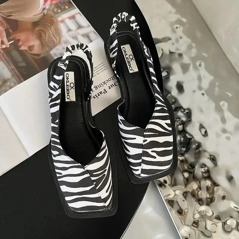 Zebra desenli Garlino kadın topuklu ayakkabılar, siyah detaylarla şık bir seçim