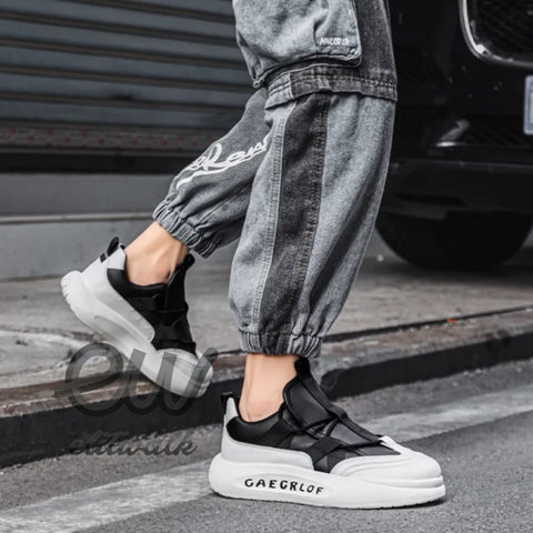 Garvin Sneakers modeli, şık siyah detaylı chunky beyaz tabanlı, gri bol pantolonla kombinlenmiş