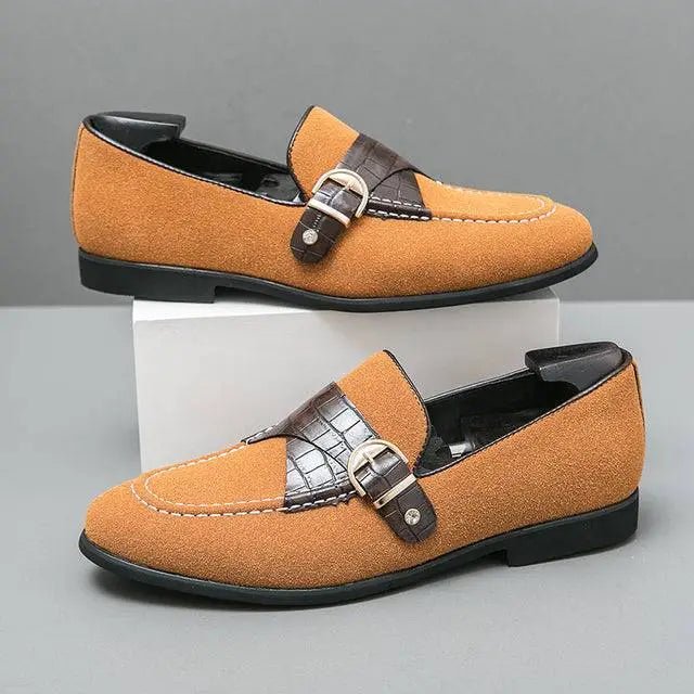 Tan süet loafer, kahverengi deri toka ve timsah dokusuyla Giron erkek şıklığı