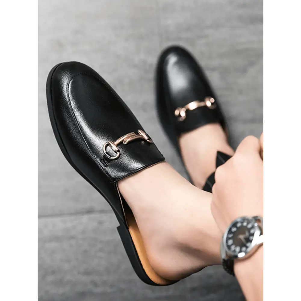 Jalim erkek loafer, siyah deriden yapılmış ve altın metal detaylar ile şık görünüm
