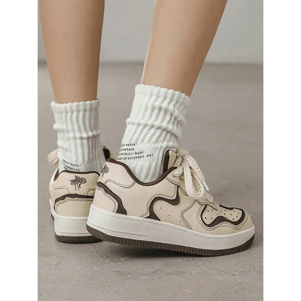 Krem rengi kahverengi detaylı Janor unisex sneaker, bol beyaz çorapla kombinlenmiş