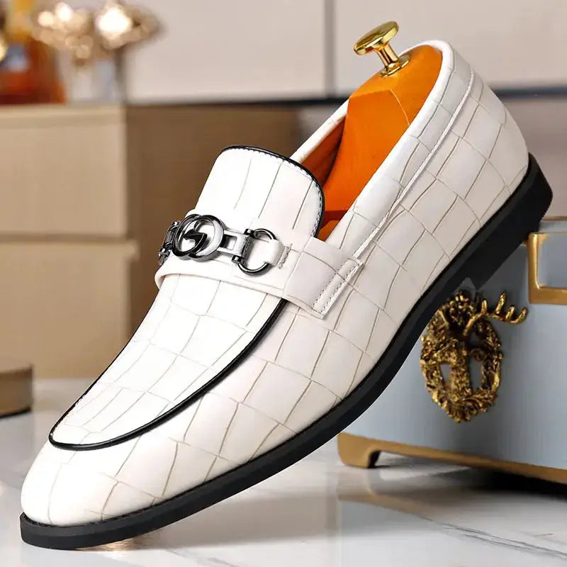 Jorio erkek loafer, beyaz deri, metal zincir detaylı ve kabartmalı tasarım