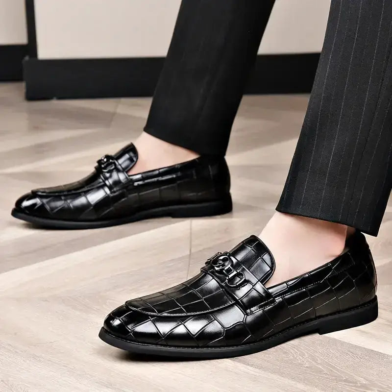 Jorio erkek loafer, parlak siyah deri, kabartmalı desen ve metal toka detayı ile