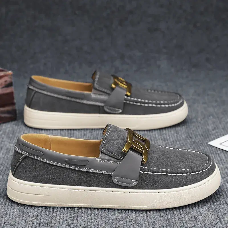 Kalir erkek loafer, gri süet ayakkabılar, altın toka detayları ve beyaz tabanlar
