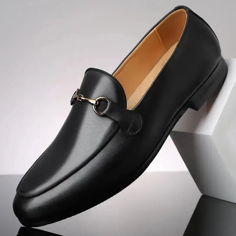 Kanto erkek loafer, metal bir horsebit detayıyla siyah deri klasik ayakkabı