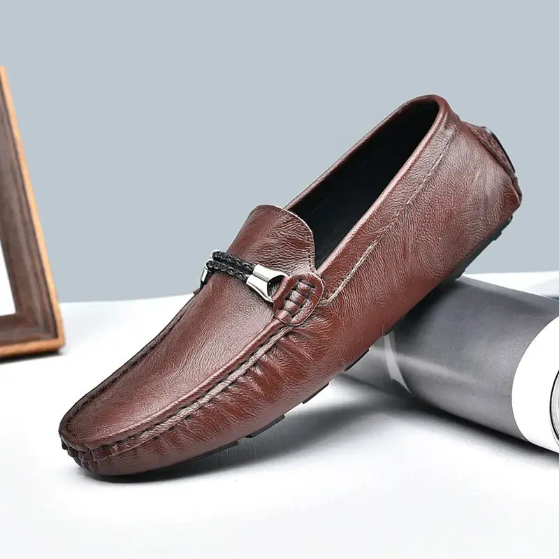 Keldor erkek loafer, kahverengi deri, metal tokalı klasik şıklık sunar