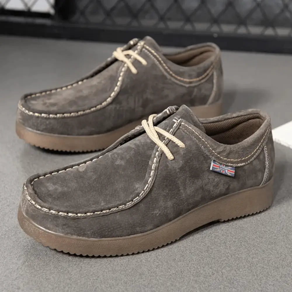 Gri süet moccasin tarzı kelri erkek loafer, açık renk bağcıklar ve Britanya bayrağı