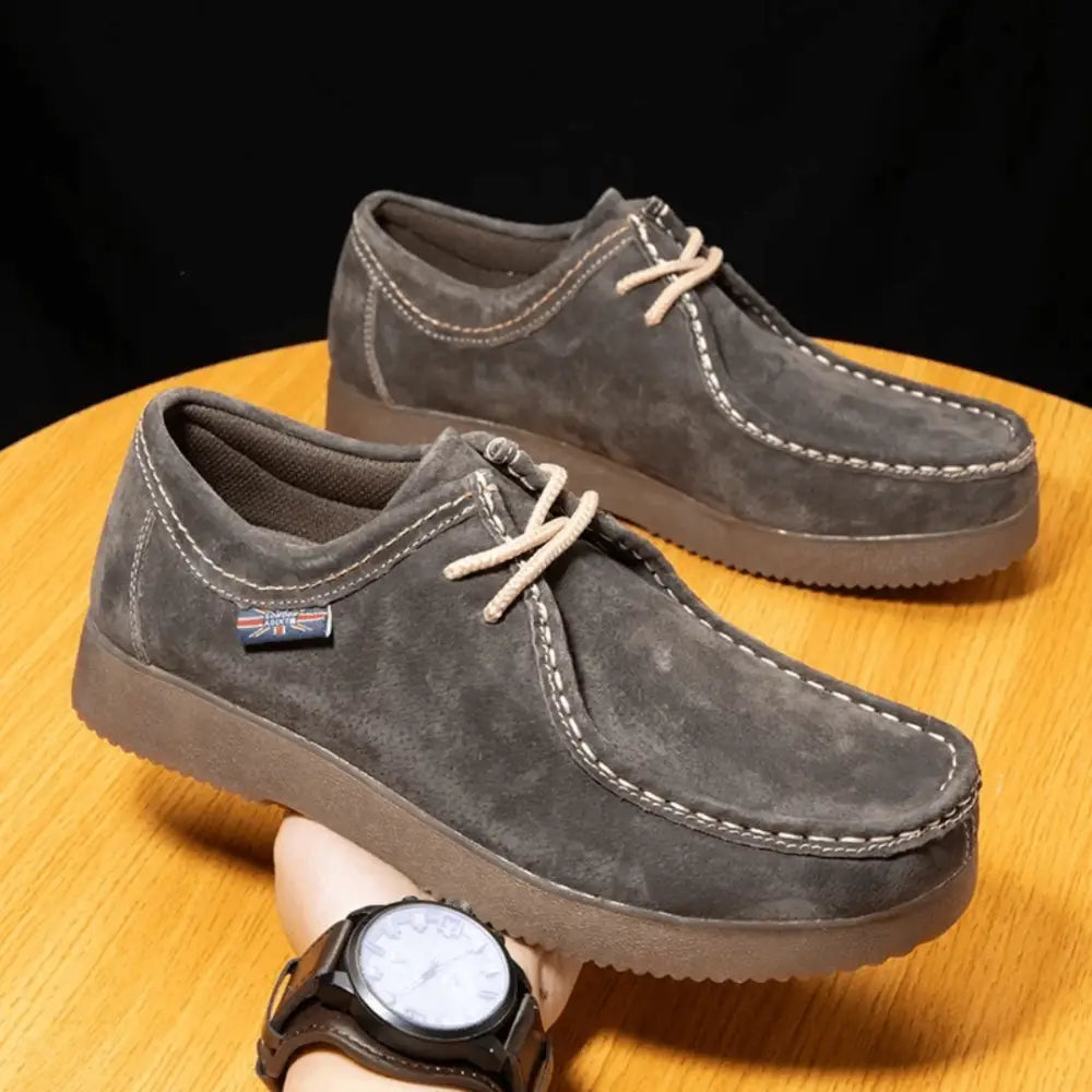 Kelri erkek loafer, gri süet mokasen ayakkabılar, beyaz dikiş ve bağcıklarla