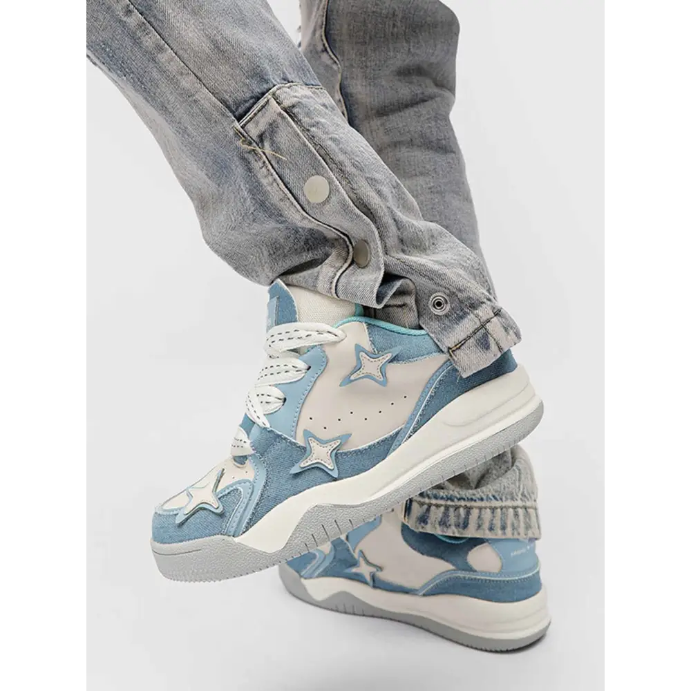 Ladiv kadın sneakers, mavi ve beyaz yıldız desenli, gri kot pantolonla kombinlenmiş