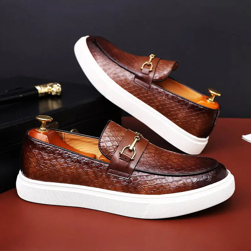 Laran erkek loafer, kahverengi deri tasarım, beyaz taban ve altın donanım