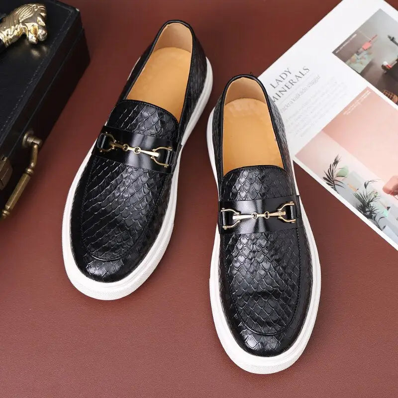 Laran erkek loafer, siyah deri metal tokalı ve beyaz tabanlı klasik ayakkabı