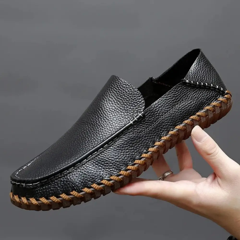 Larim erkek loafer, siyah deri kaydırmalı ayakkabı ve dokulu taban ile