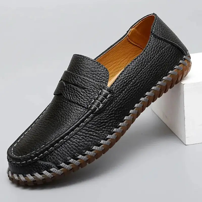 Lendro erkek loafer, siyah deri ve dokulu dikişiyle şık bir seçenek