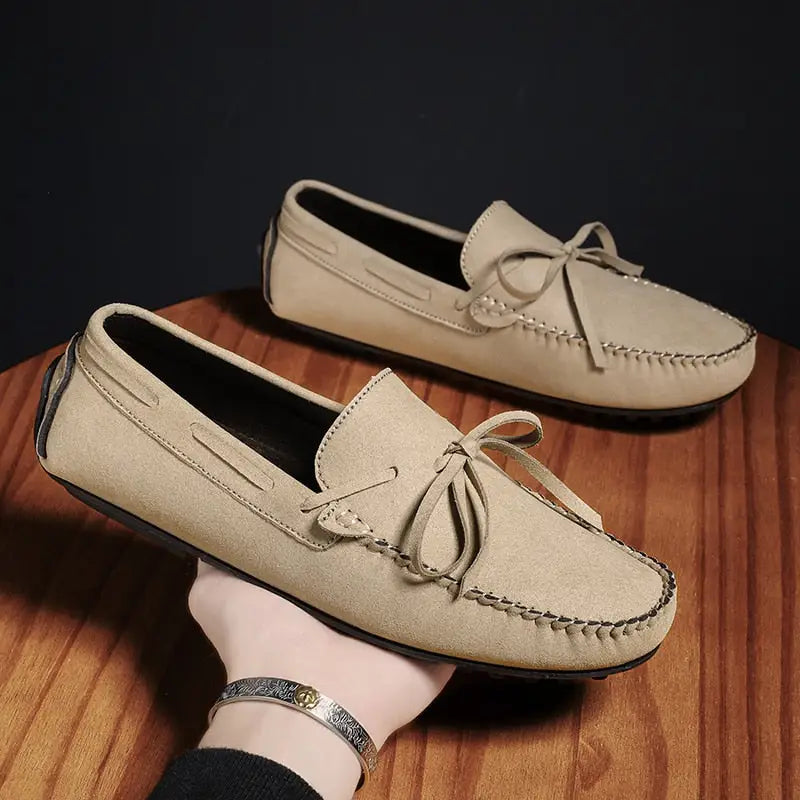 Bej süet marlin loafer erkek mokasen ayakkabılar, üstte fiyonk detayıyla