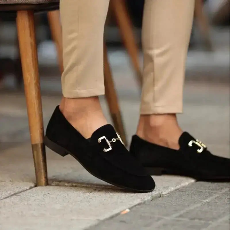 Marlo erkek loafer siyah süet ve altın metal detaylarla şık bir tasarıma sahiptir
