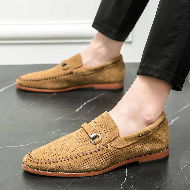 Tan süet delikli loafers, Martino günlük erkek ayakkabı ile şık bir seçenek