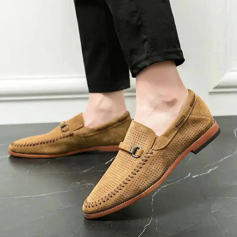 Tan süet loafer, perforasyon detayı ve metal donanım ile Martino günlük erkek ayakkabı