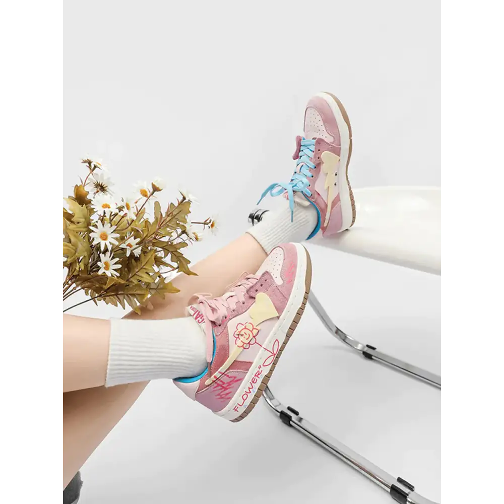 Melro kadın sneakers, pembe beyaz renkli çiçek desenli ayakkabılar ve mavi bağcıklar