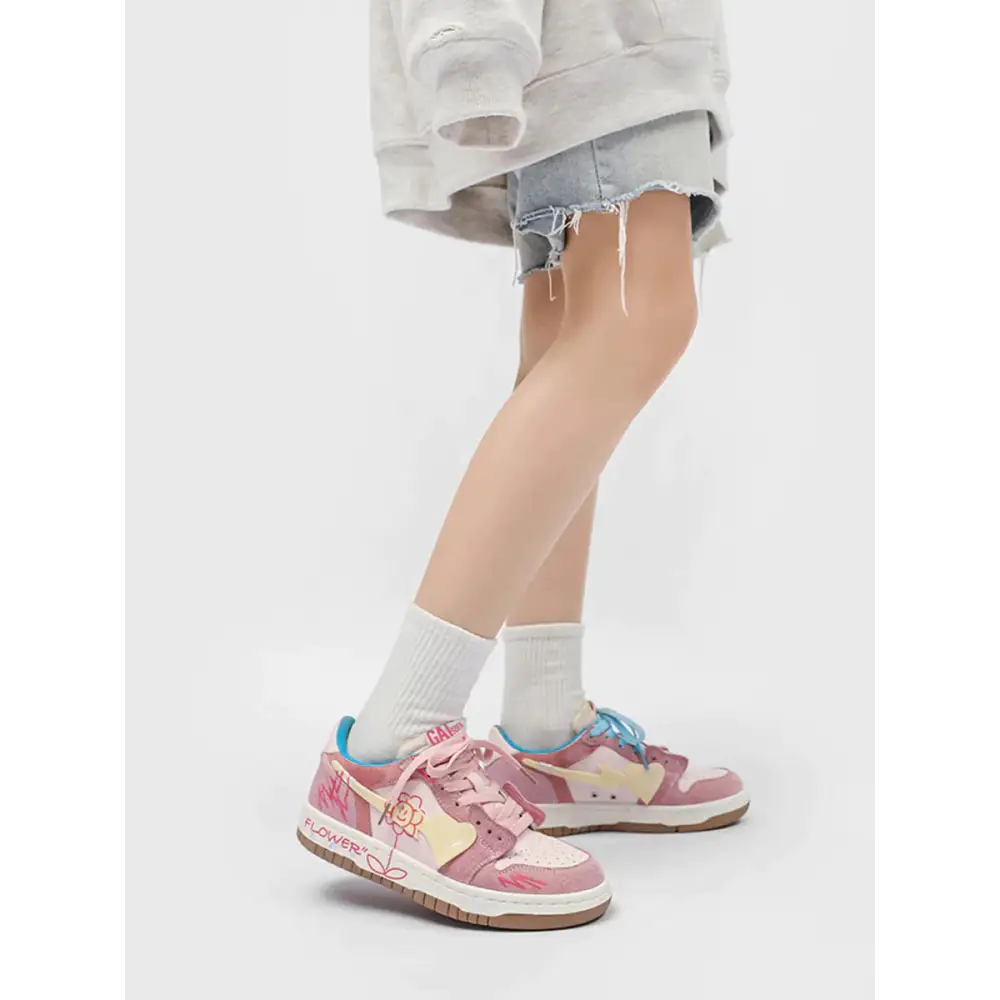 Melro kadın sneakers, pembe ve krem renkli, mavi bağcıklı, aşınmış detaylı