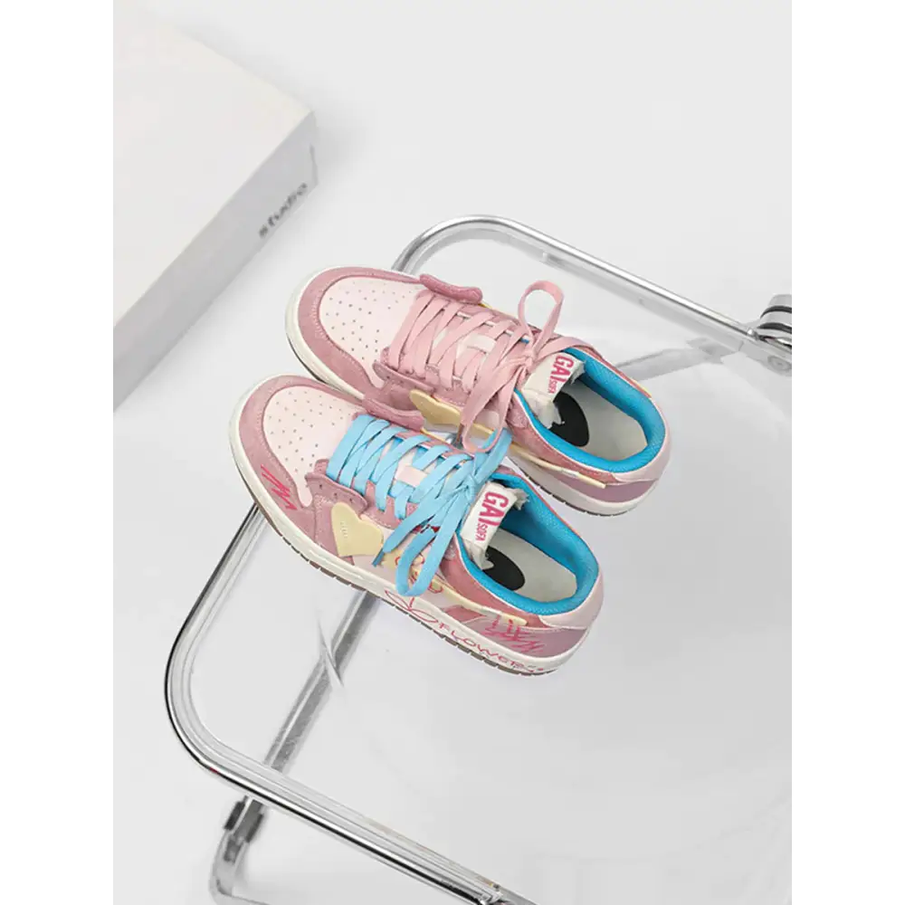 Melro kadın sneakers, pembe ve mavi bağcıklarıyla pastel renkli ayakkabılar