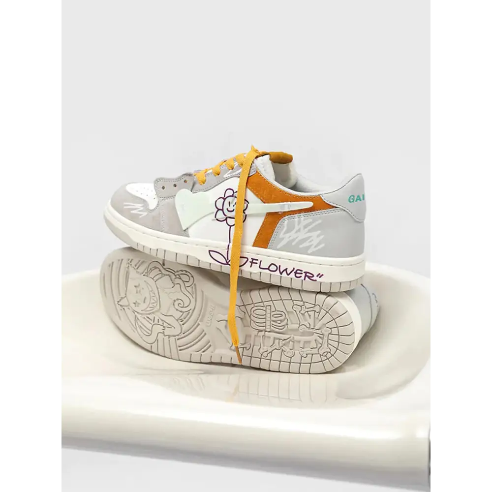 Melro kadın sneakers beyaz ve gri, turuncu bağcıklarla çizim detaylı