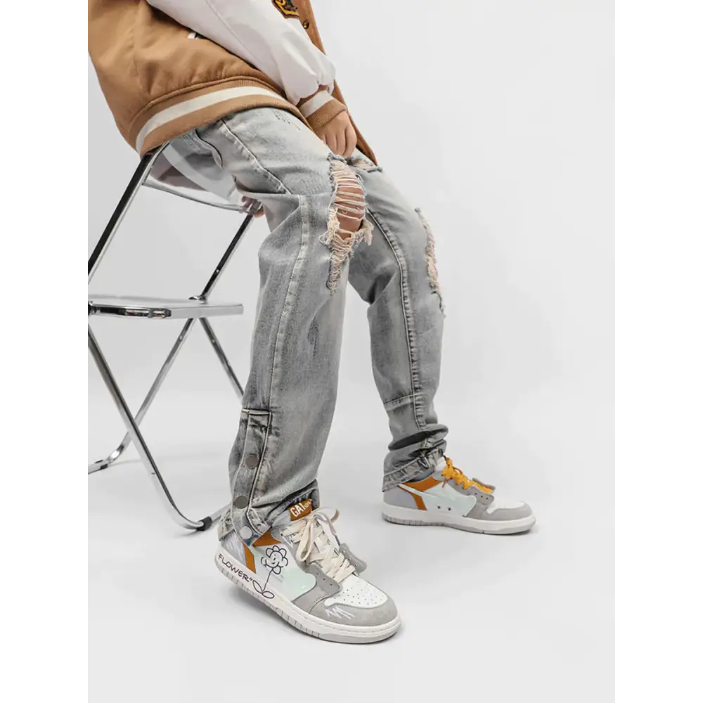 Melro kadın jeans ile kombinlenmiş gri ve sarı kadın sneakers görüntüsü